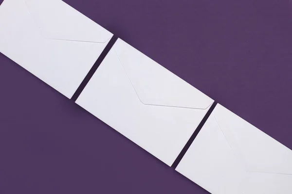 紫色背景上带有复制空间的白色信封 — 图库照片