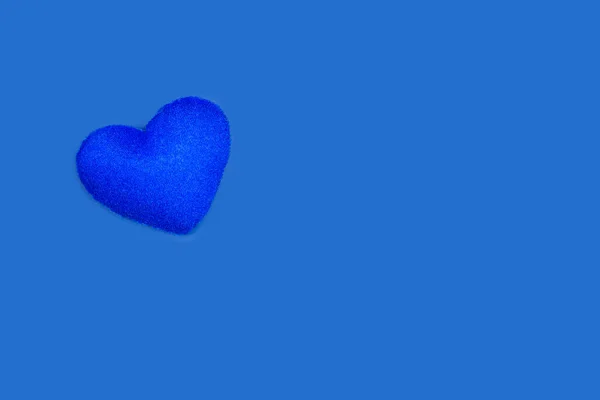 Cuore Blu Tessuto Uno Sfondo Blu Con Spazio Copia — Foto Stock