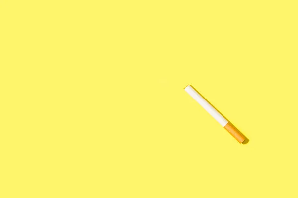 Цигарка Фільтра Жовтому Тлі Копіювальним Простором — стокове фото