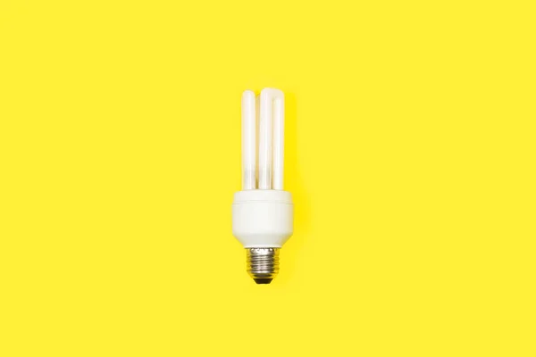 Weiße Glühbirne Auf Gelbem Hintergrund Mit Kopierraum — Stockfoto