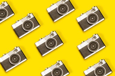 Sarı arkaplanda fotokopi alanı olan klasik fotoğraf makineleri