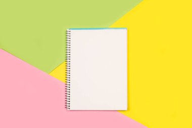 Fotokopi alanı olan çok renkli bir arkaplanda dizüstü aç