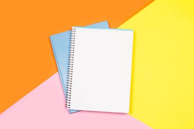 Fotokopi alanı olan çok renkli bir arkaplanda dizüstü aç