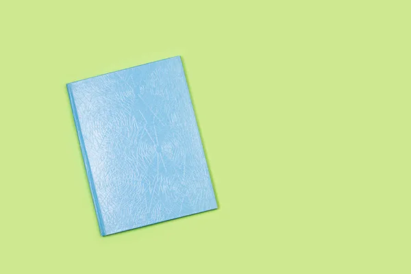 Ein Blauer Einband Geschlossenes Buch Auf Grünem Hintergrund Mit Kopierraum — Stockfoto