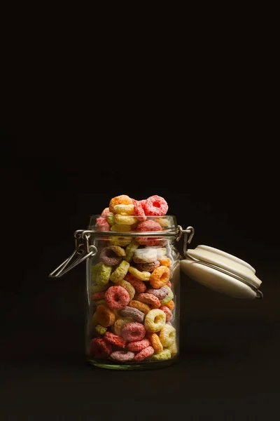 Frutta Sapore Cereali Colorati Vaso Cristallo Uno Sfondo Nero Con — Foto Stock