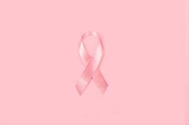 Fotokopi alanı olan pembe bir zemin üzerinde pembe kurdele