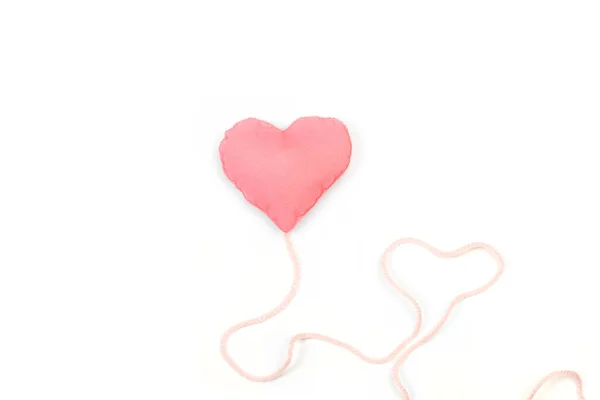 Тканинне Рожеве Серце Рожевою Вовняною Ниткою Білому Тлі Пробілом Копіювання — стокове фото