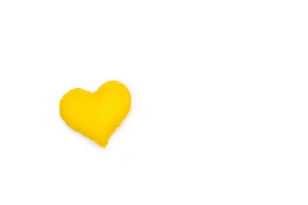 Μια Υφασμάτινη Κίτρινη Καρδιά Λευκό Φόντο Αντιγραφικό Χώρο — Φωτογραφία Αρχείου
