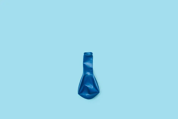 Globo Azul Desinflado Sobre Fondo Azul Con Espacio Para Copiar —  Fotos de Stock