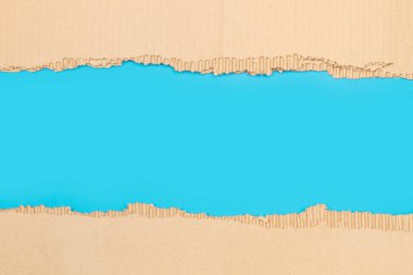 Kopya alanı olan mavi bir arkaplanda parçalanmış karton parçaları