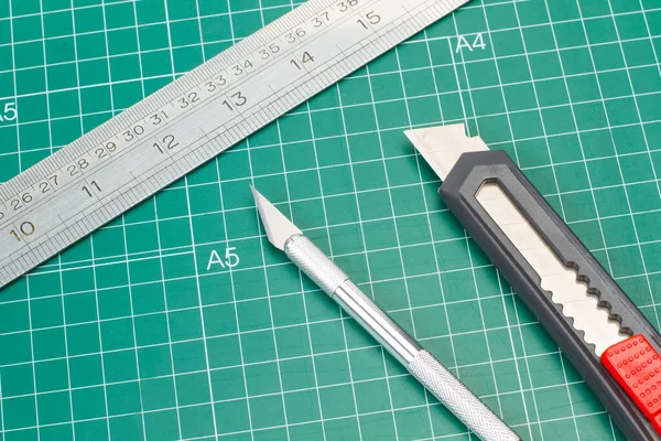 Two Cutters Metal Ruler Green Cutting Mat - Stock-foto