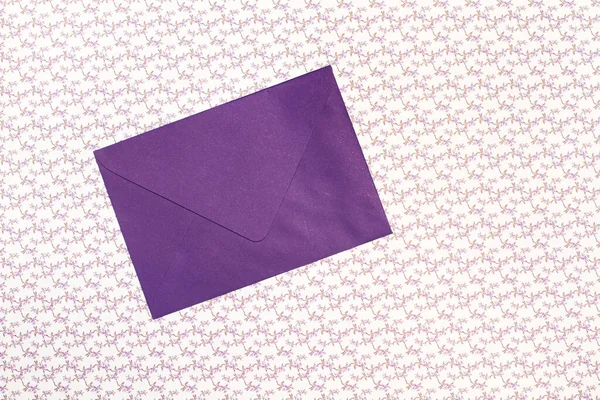 Фиолетовый Конверт Фиолетовом Фоне Цветов Копировальным Пространством — стоковое фото