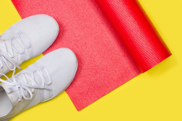 Par Sapatos Esportivos Brancos Tapete Ioga Vermelho Fundo Amarelo Uma — Fotografia de Stock
