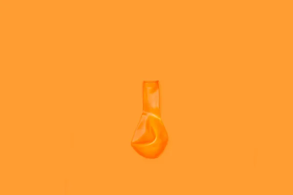 Pomarańczowy Balon Pomarańczowym Tle Przestrzenią Kopiowania — Zdjęcie stockowe