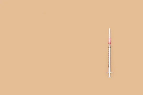 Plastic Disposable Syringe Brown Background Copy Space — Fotografia de Stock