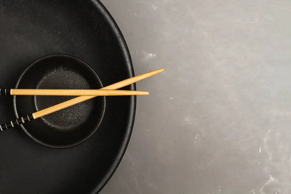 Black Dish Black Bowl Chopsticks Gray Marble Kitchen Counter Top — Stockfoto