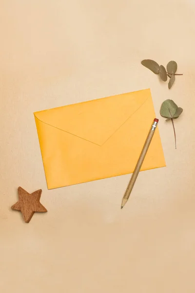 Envelope Amarelo Lápis Sobre Fundo Marrom Uma Vista Superior — Fotografia de Stock