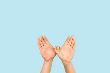 Kadın, açık mavi arkaplanda kopya alanı olan kuş hareketi yaptı