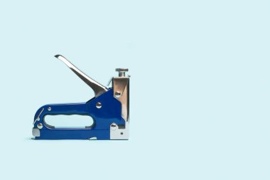 Fotokopi alanı olan beyaz bir zımba tabancası.