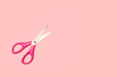 Pembe bir arka plan üzerinde pembe platform saplı metal makas kopyalama alanı ile
