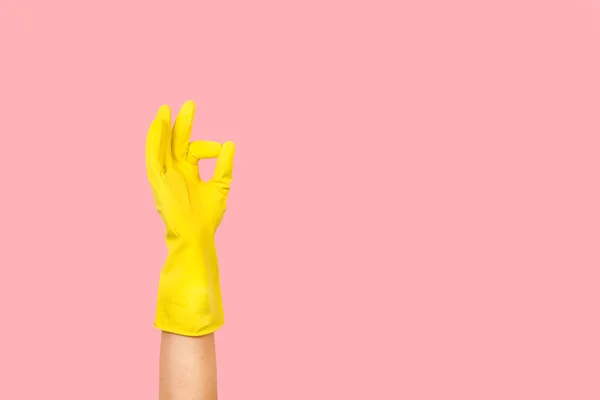 Frauenhand Mit Gelbem Gummihandschuh Macht Geste Auf Rosa Hintergrund Mit — Stockfoto
