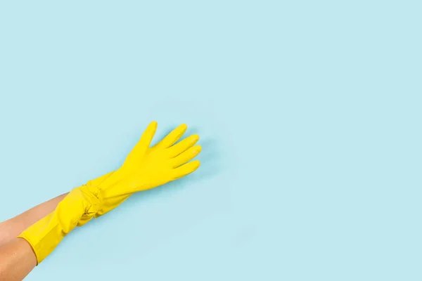 Женские Руки Надевают Жёлтые Резиновые Перчатки Светло Голубой Фон Копировальным — стоковое фото