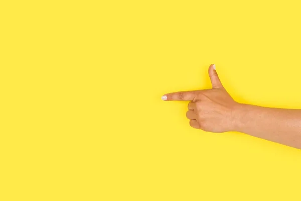 Kéz Ujjaival Pisztoly Gesztus Egy Sárga Háttér Másolási Hely — Stock Fotó