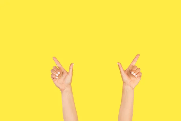 Γυναίκα Χέρι Κάνει Χειρονομία Γιορτή Δύο Χέρια Ένα Κίτρινο Φόντο — Φωτογραφία Αρχείου