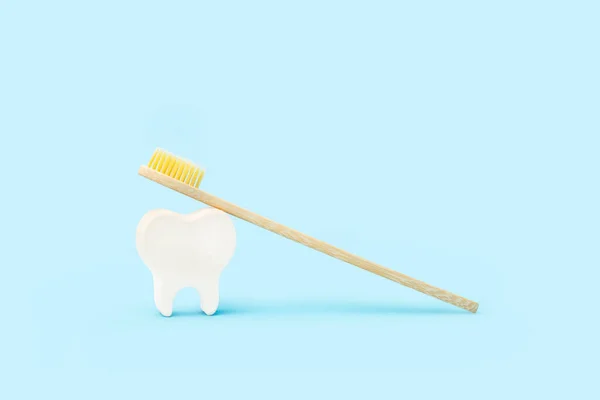 Bambusowa Drewniana Szczoteczka Zębów Żółtą Szczoteczką Białymi Zębami Jasnoniebieskim Tle — Zdjęcie stockowe