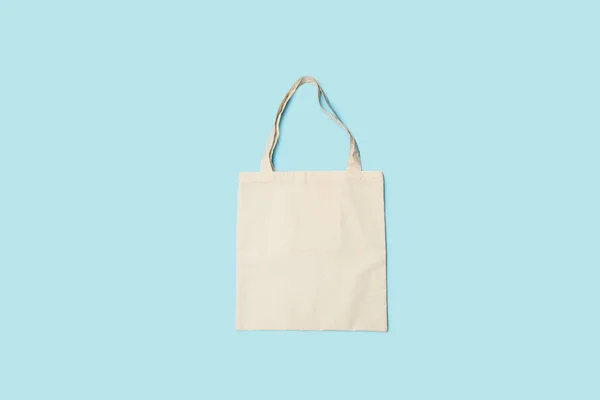 Saco Tote Branco Branco Fundo Azul Claro Com Espaço Cópia — Fotografia de Stock