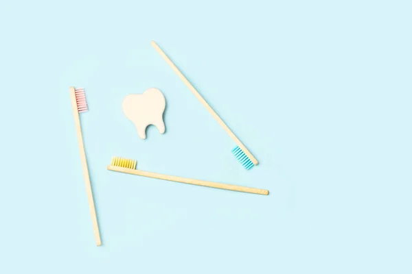 Ξύλινες Οδοντόβουρτσες Μπαμπού Και Λευκά Δόντια Γαλάζιο Φόντο Αντιγραφικό Χώρο — Φωτογραφία Αρχείου
