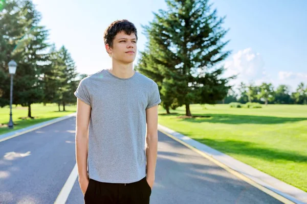 Portrait of a smiling male teenager looking at the camera — Stock Photo, Image