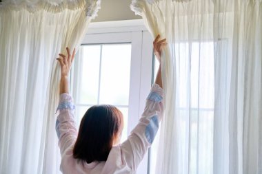 Kadınların el açılışı ve kapanış ışıklarının yarı şeffaf perdeleri.