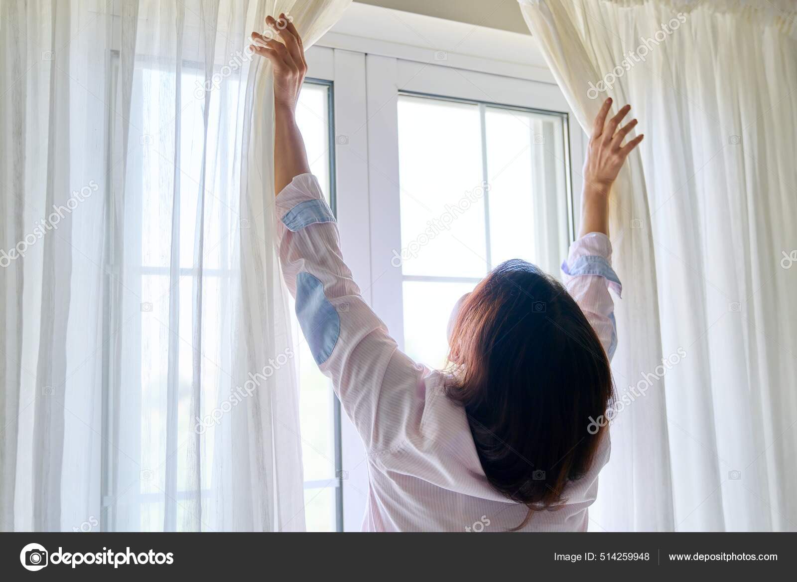 Närbild av kvinnor hand öppna och stänga ljus genomskinliga gardiner —  Stockfotografi © Valerii_Honcharuk #514259948