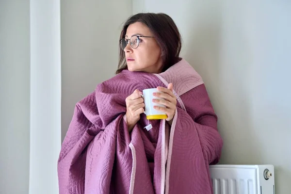 Inverno frio estação de outono em casa, mulher congelada perto do radiador de aquecimento — Fotografia de Stock