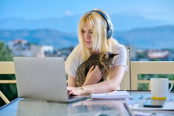 Студентка Навчається Вдома Онлайн Допомогою Ноутбука Підліток Сидить Відкритому Балконі — стокове фото