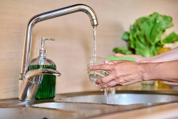 Primer plano de las mujeres lavando platos a mano en la cocina casera — Foto de Stock