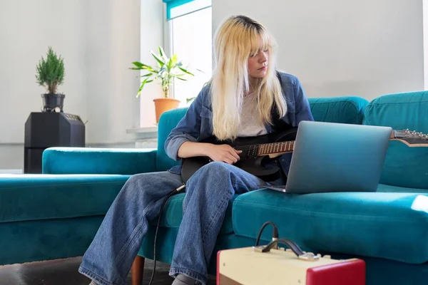 Modieuze vrouwelijke tiener spelen elektrische gitaar thuis — Stockfoto