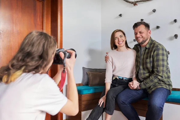 Família data de férias, feliz casal de meia-idade abraçando posando olhando para a fotocâmera — Fotografia de Stock