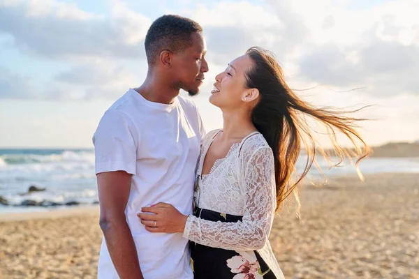 Amar romántico abrazando joven pareja multiétnica en la orilla del mar — Foto de Stock