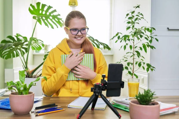 Teenage dívka dívá na webkameru pomocí smartphone pro online lekci — Stock fotografie