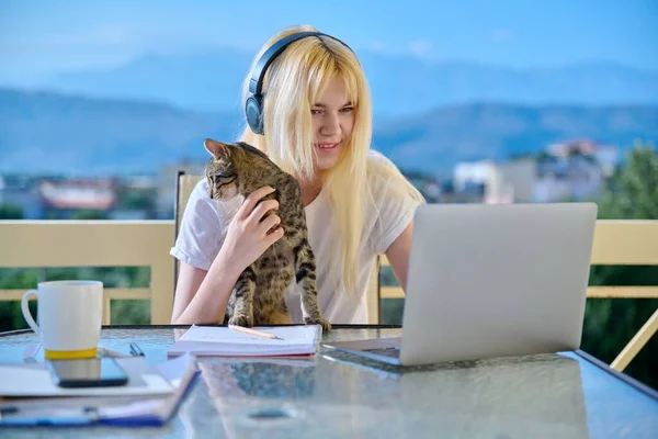 Жінка навчається вдома онлайн за допомогою ноутбука — стокове фото
