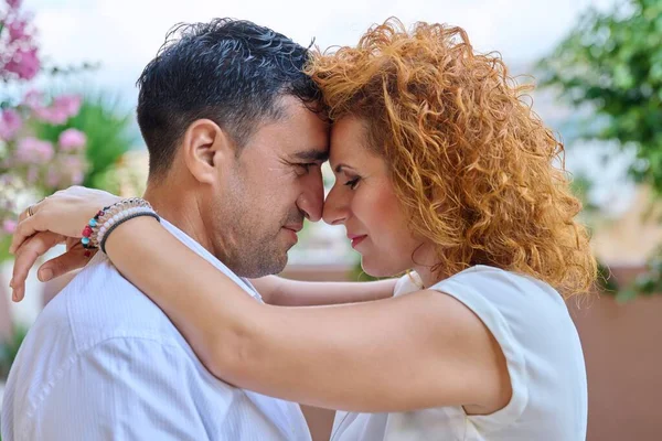 Retrato al aire libre de una hermosa pareja feliz de mediana edad — Foto de Stock