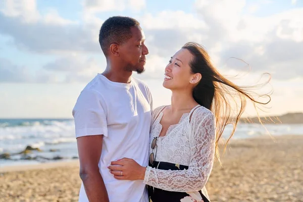 Retrato de una joven y feliz hermosa pareja en la playa —  Fotos de Stock