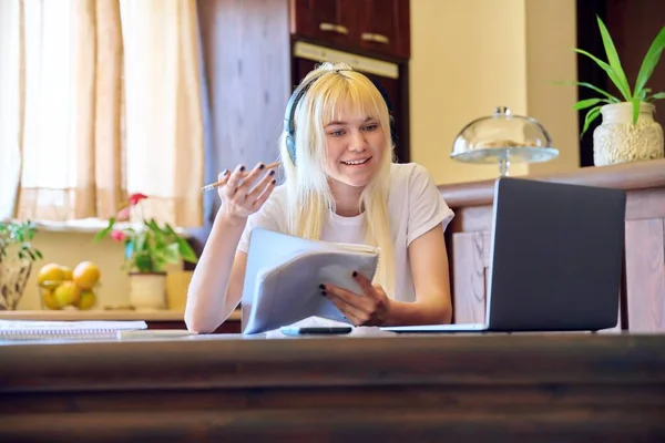 Studente donna in cuffia con un computer portatile, studiare a casa — Foto Stock