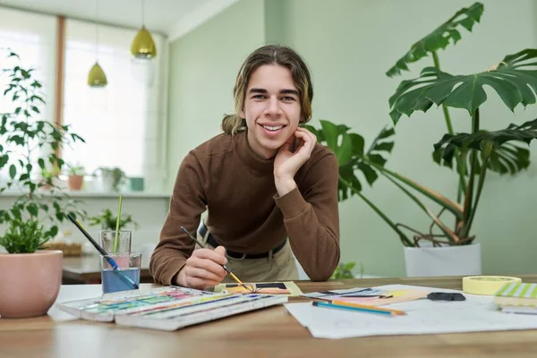 Teenager srác művész festmény akvarell otthon — Stock Fotó