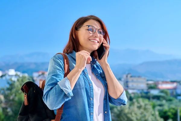 Mulher de meia idade falando no telefone ao ar livre — Fotografia de Stock