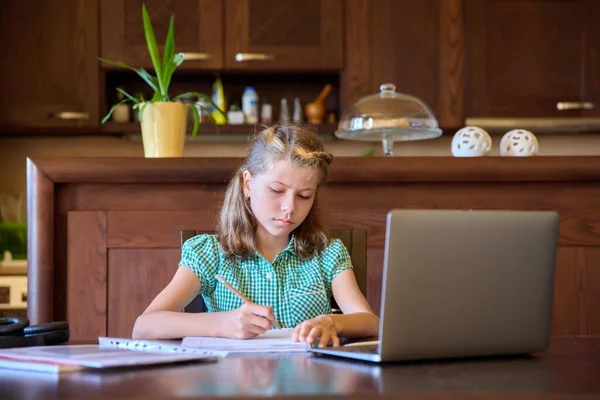 Ragazza seria che studia a casa, con computer portatile — Foto Stock