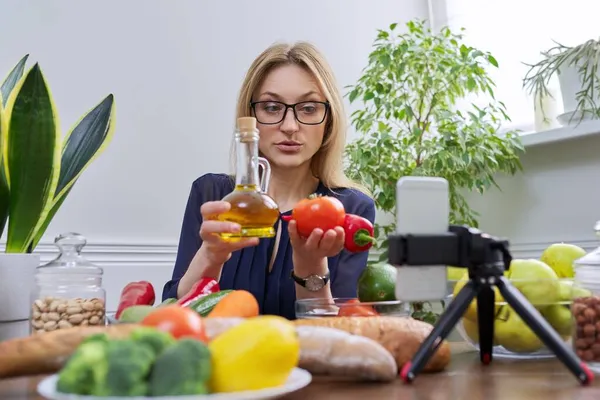 Женщина диетолог запись видео о здоровой пищи, питания — стоковое фото