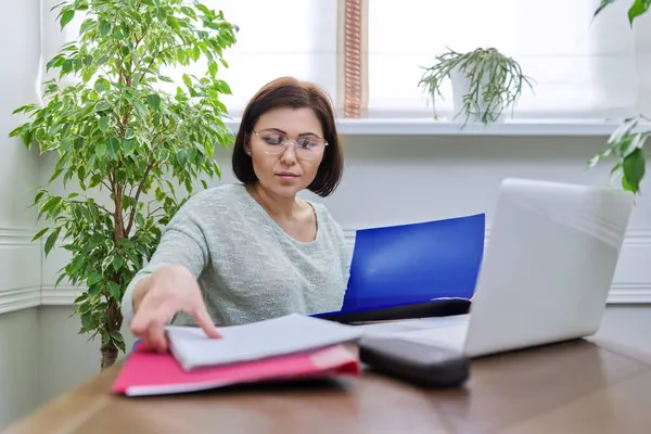 Mujer de negocios que trabaja en casa en línea utilizando el ordenador portátil. — Foto de Stock